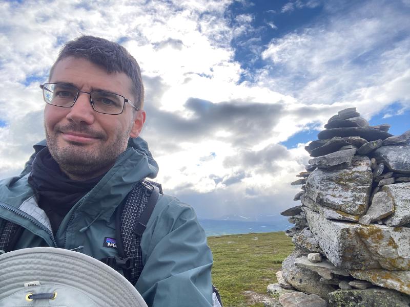 Portrait auf “Misery Mountain” mit Wolken im Hintergrund