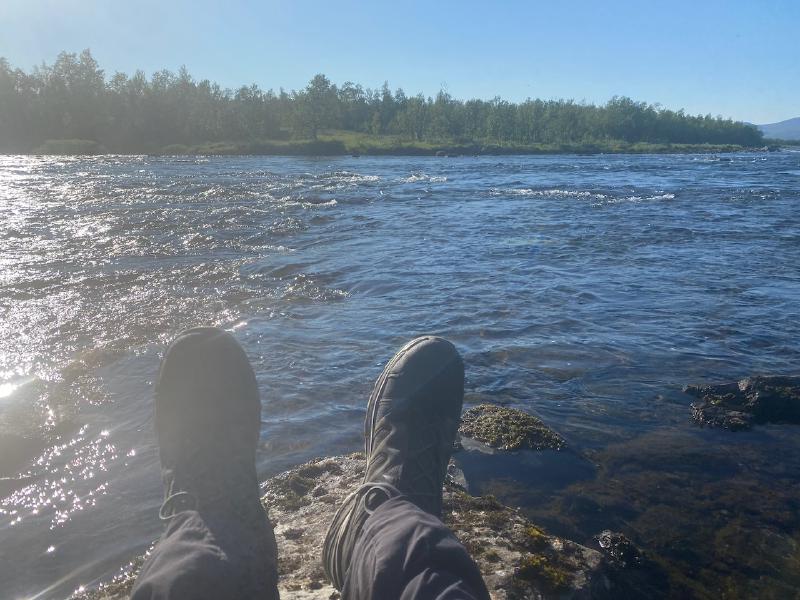 Felsen im Fluss, Schuhe im Bild