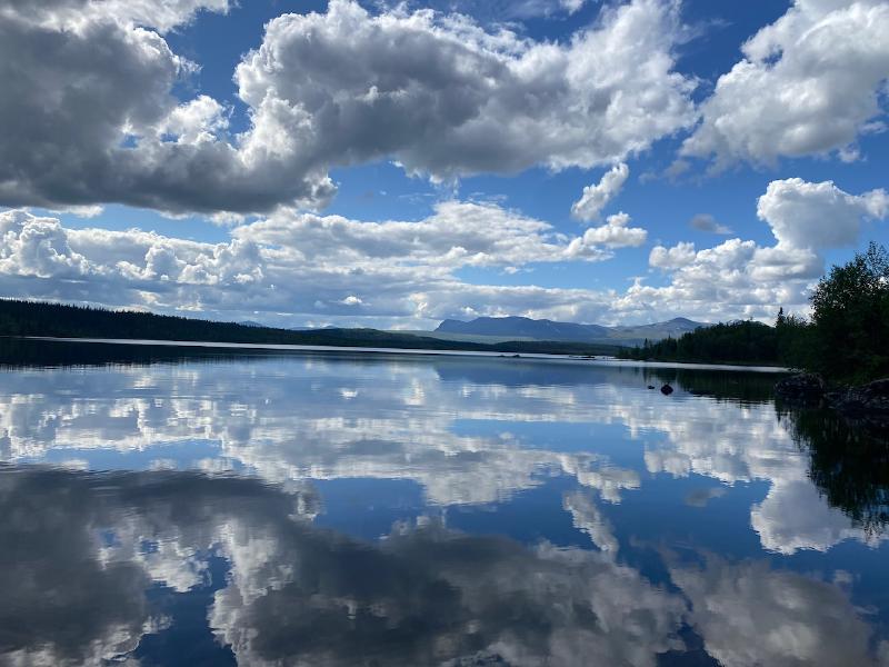 Interessante Wolkenspiegelung im See