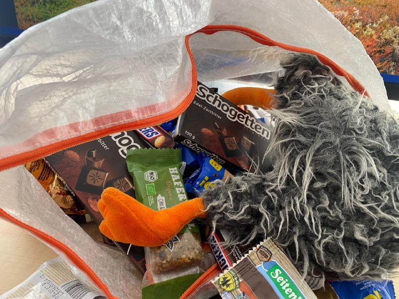 Tourvorbereitung, durch Snacks und Müsliriegel futtern