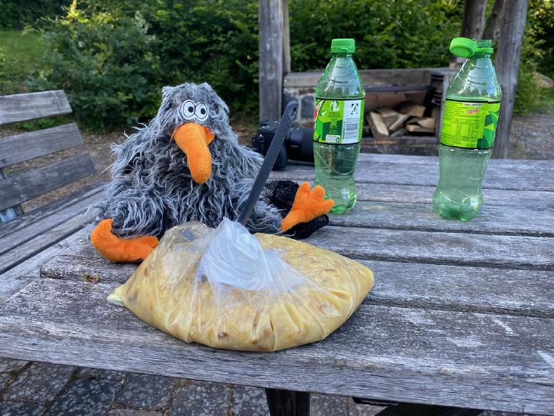 Emil neben Kartoffelbrei im Gefrierbeutel